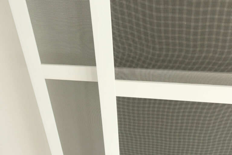 Das Bild zeigt eine Detailaufnahme von einem Insektenschutz-Netz, wie es bei Insektenschutz-Türen von Suntec in Coesfeld verbaut wird.
