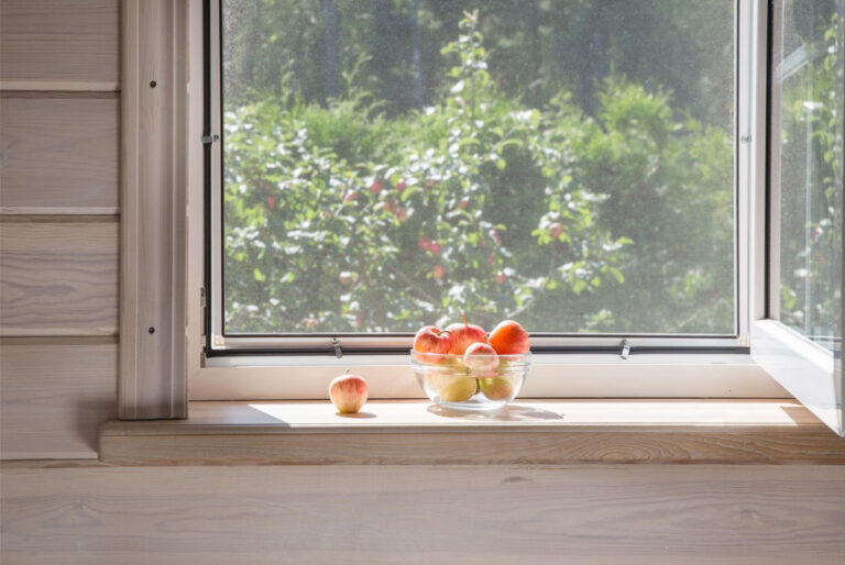 Das Bild zeigt eine Obstschale am offenen Fenster in Coesfeld. Insektenschutz als Spannrahmen für das Münsterland gibt es bei Suntec in der Nähe von Dülmen.