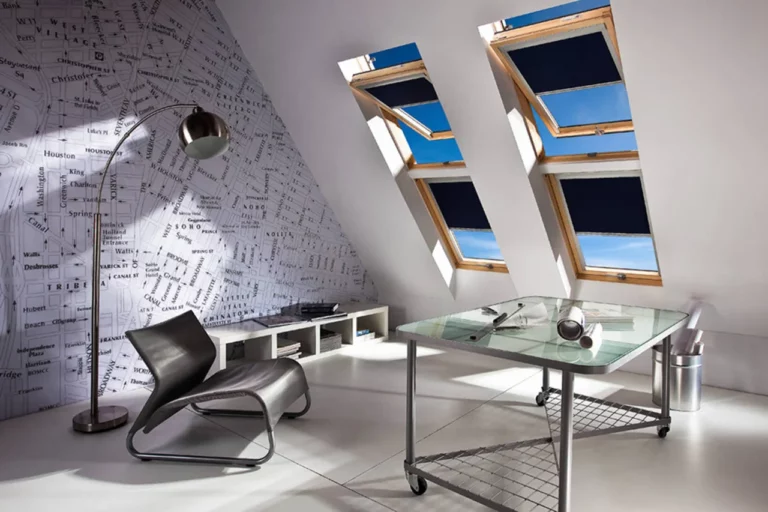 Das Bild zeigt ein Büro im Obergeschoss mit einer Dachschräge und vier Dachfenstern, die alle von Suntec Sonnenschutz aus Coesfeld maßgefertigt mit Innenjalousien geschützt sind.