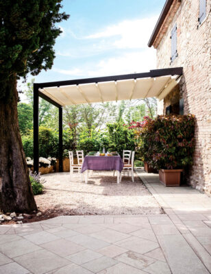 Das Bild zeigt eine Pergola im mediterranischen Stil, welche von Suntec Sonnenschutz aus Coesfeld an einem Haus im Münsterland montiert wurde.