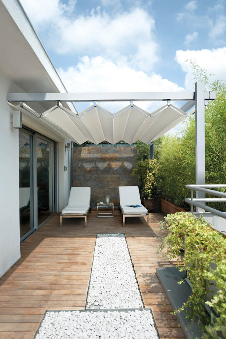 Das Bild zeigt eine Dachterrasse in Münster, die mithilfe einer Stretch-Pergola von Suntec Sonnenschutz aus Coesfeld das ganze Jahr genutzt werden kann.