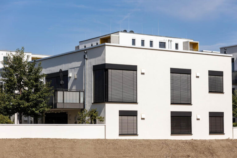 Referenzbild einer neugebauten Villa in Dülmen mit Raffstores von Suntec aus Coesfeld