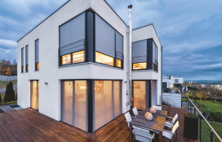 Referenzbild einer modernen und schlichten Villa bei Münster mit Raffstores von Suntec aus Coesfeld