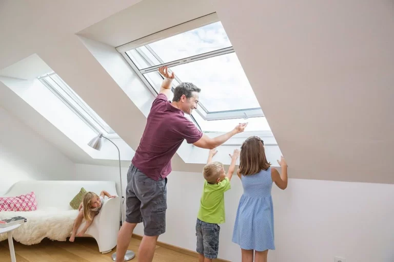 Das Bild zeigt einen Vater und seine Kinder bei der Installation von Dachfenster-Rollos mit Insektenschutz. Kunden aus Coesfeld, Dülmen und Münster finden bei Suntec maßgeschneiderten Insektenschutz.