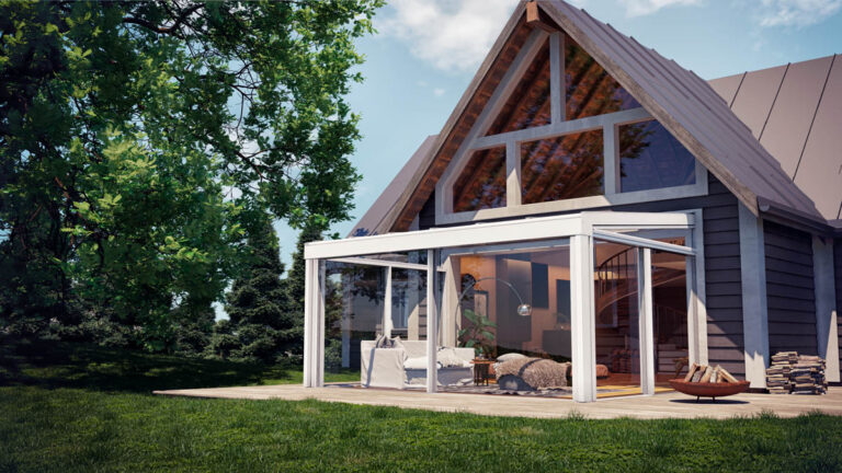 Auf dem Bild ist ein modernes Haus in Dülmen zu sehen, welches einen Sommergarten Plus von Suntec Sonnenschutz aus Coesfeld im Garten hat. Dadurch kann der Kunde die langen Sommerabende und den Sonnenuntergang genießen.