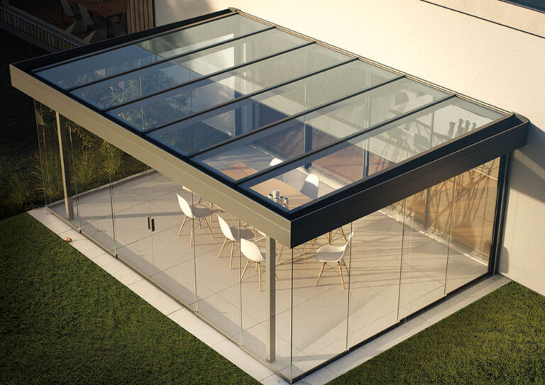 Das Referenzbild zeigt einen modernen Sommergarten an einem Haus in Dülmen. Der Sommergarten wird aus der Vogelperspektive gezeigt, womit man die Statik und stabile Konstruktion des Sommergarten von Suntec erkennen kann.