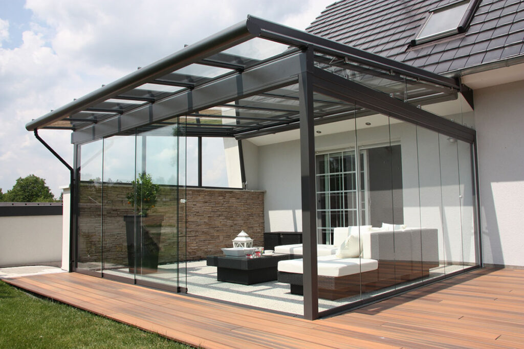 Das Bild zeigt eine Terrassenüberdachung in Dülmen im Münsterland mit Dachüberstand. Umgesetzt wurde das Terrassendach von Suntec aus Coesfeld.