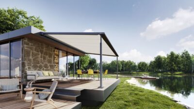 Das Referenzbild zeigt ein modernes Gebäude an einem See in Münster mit einer großen Terrasse, die mit einer Pergola von Suntec Sonnenschutz überdacht wird.