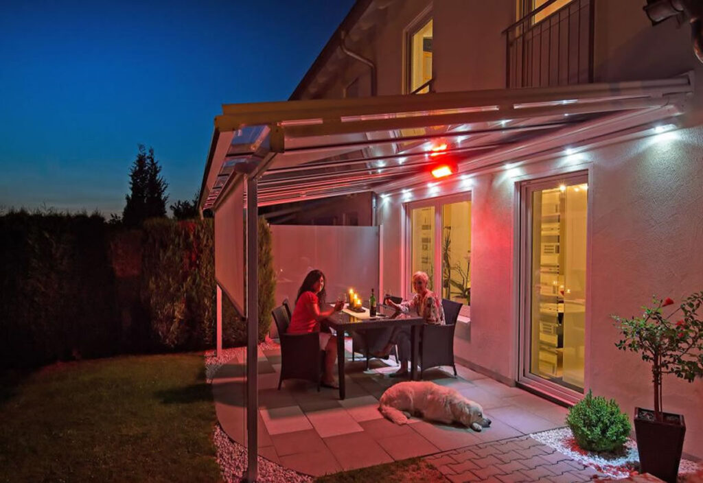 Das Bild zeigt eine Terrassenüberdachung in Coesfeld im Münsterland, die von Suntec mit LED Beleuchtung ausgestattet wurde.