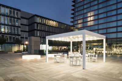 Das Bild zeigt ein freistehendes Terrassendach mit LED Beleuchtung in Dülmen im Münsterland von Suntec aus Coesfeld gebaut.